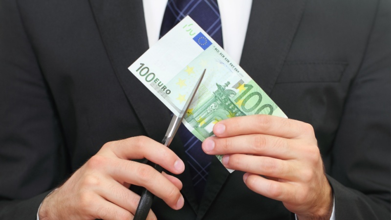 Forbici tagliano 100 euro